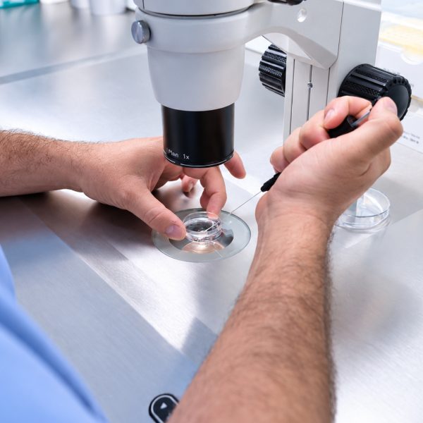 Hospital_San_Agustin_laboratorio_microscopio_mejorada